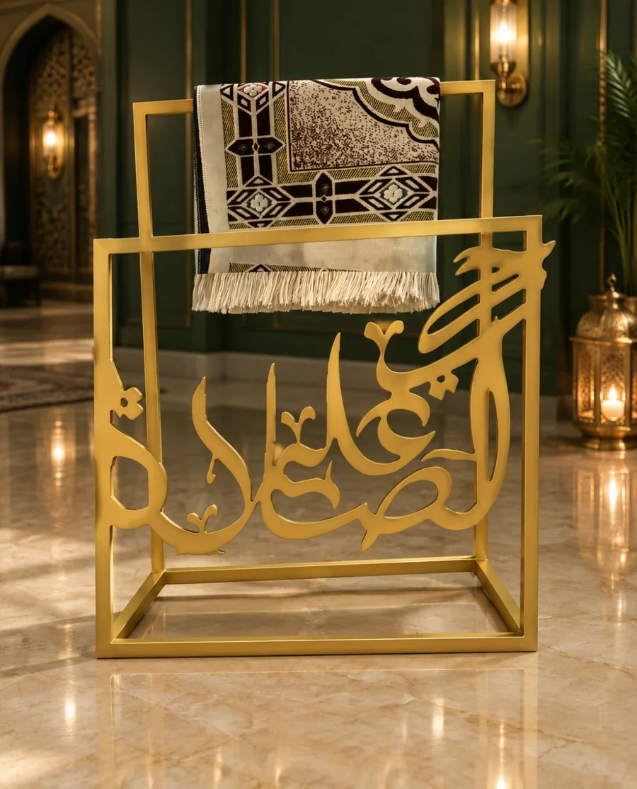 الحامل في قاعة فاخرة